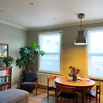 Tubeside Stylish 2-Bed Flat