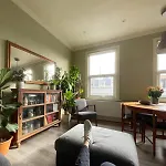 Tubeside Stylish 2-Bed Flat