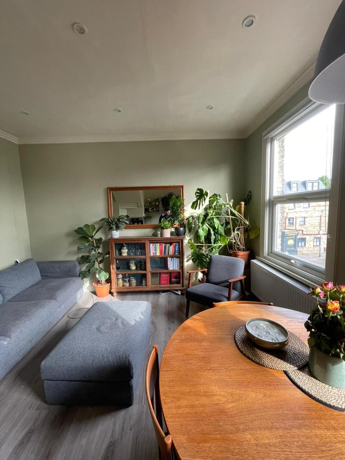 Tubeside Stylish 2-bed Flat * Londra